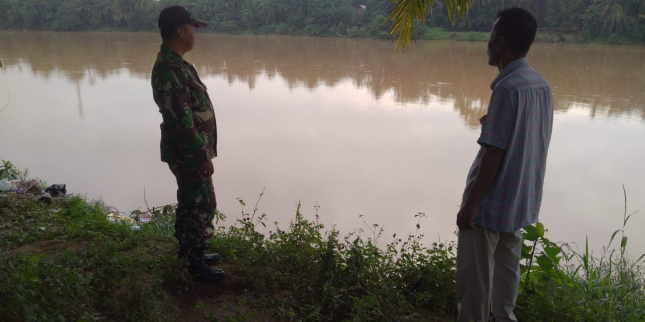 Antisipasi Banjir Babinsa Koramil 420-04/Sarolangun Patroli Debit Air di Wilayah Binaan