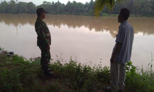 Antisipasi Banjir Babinsa Koramil 420-04/Sarolangun Patroli Debit Air di Wilayah Binaan