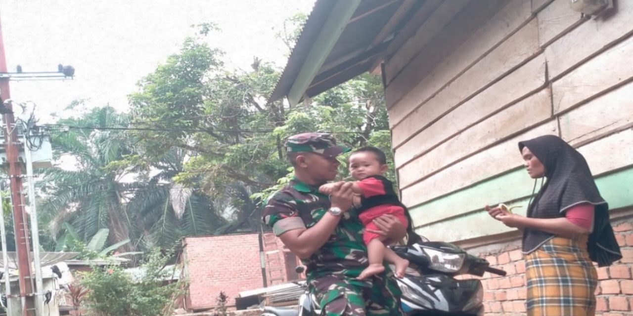Peduli Generasi Muda, Babinsa Kopda Ade Irwandi Pastikan Kesehatan Balita di Desa Durian Rambun
