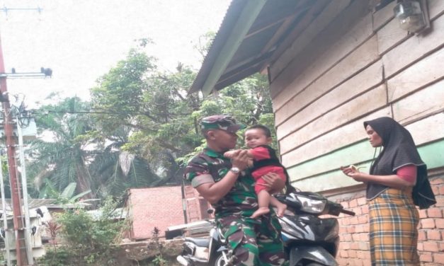 Peduli Generasi Muda, Babinsa Kopda Ade Irwandi Pastikan Kesehatan Balita di Desa Durian Rambun