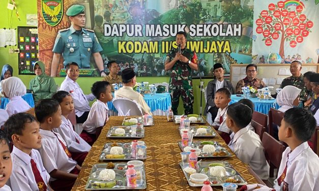 Danramil 08/Tabir Ajak Siswa SD Negeri No 123 Menjadi Generasi Tangguh Lewat Dapur Masuk Sekolah