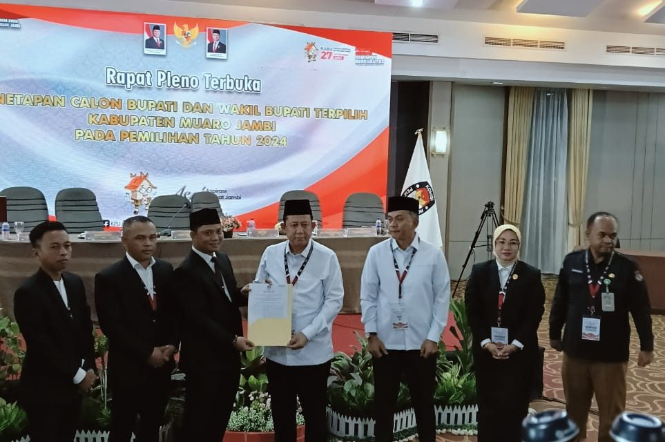 Rapat Pleno KPU Sahkan BBS – Jun Menjadi Bupati Dan Wakil Bupati Muaro Jambi Periode 2024-2029
