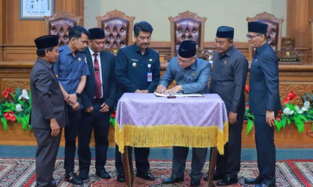 Ketua KPU Kabupaten Muaro Jambi Al-Muttaqin Hadiri Rapat Paripurna DPRD kabupaten Muaro Jambi Hasil Pengumuman hasil penetapan Bupati dan Wakil Bupati Muaro Jambi Terpilih Periode 2025-2030