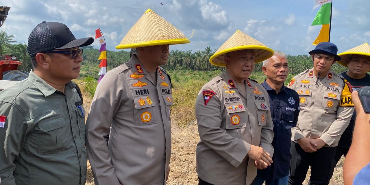 Wakapolda Jambi Pimpin Kegiatan Penanaman Bibit Jagung Dengan Menggunakan Alat Modern Perdana