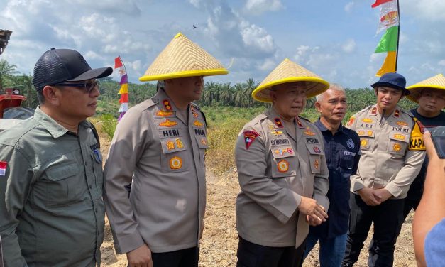 Wakapolda Jambi Pimpin Kegiatan Penanaman Bibit Jagung Dengan Menggunakan Alat Modern Perdana