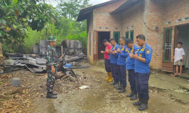 Cepat Tanggap Babinsa Sertu Aan Satria Budi dan Damkar Padamkan Api Rumah Warga di Sarolangun