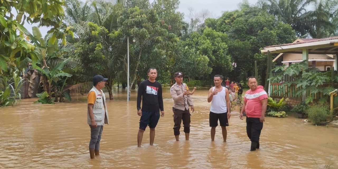 Hadir Ditengah Masyarakat, Bhabinkamtibmas Kenali Asam Bawah Gerak Cepat Pantau Lokasi Terdampak Banjir Akibat Curah Hujan