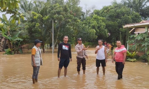 Hadir Ditengah Masyarakat, Bhabinkamtibmas Kenali Asam Bawah Gerak Cepat Pantau Lokasi Terdampak Banjir Akibat Curah Hujan