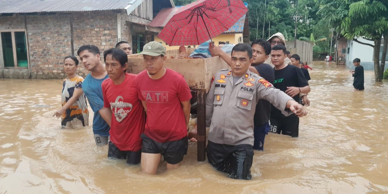 Aksi Kemanusiaan, Kapolsek Jelutung Iptu Choiril Umam Fauzi Turun Langsung Bantu Warga dan Evakuasi Lansia Terdampak Banjir