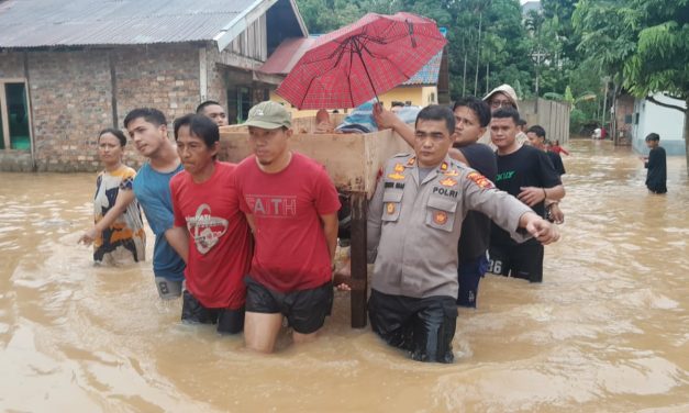 Aksi Kemanusiaan, Kapolsek Jelutung Iptu Choiril Umam Fauzi Turun Langsung Bantu Warga dan Evakuasi Lansia Terdampak Banjir