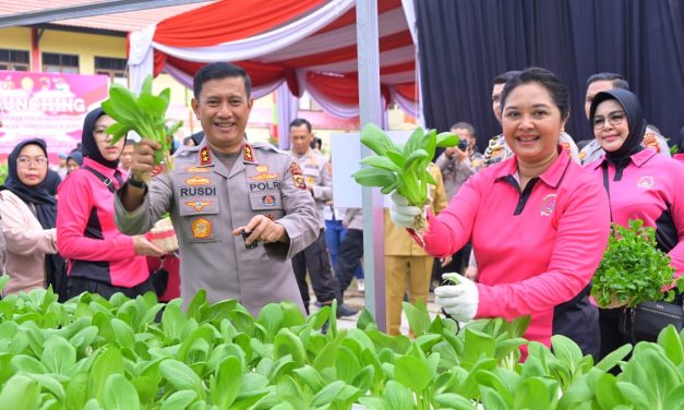 Polda Jambi Melaksanakan Kegiatan Penaburan Benih Ikan, Penanaman Bibit Tanaman, dan Panen Tanaman P2L (Pekarangan Pangan Lestari)