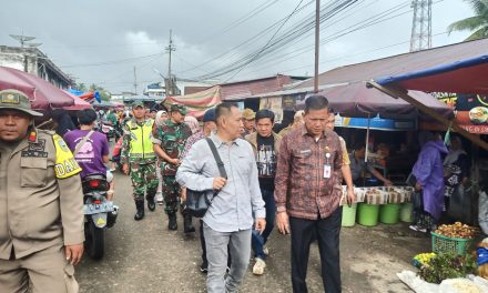 Jelang Ramadhan, Babinsa dan Pemkab Sarolangun Gelar Sidak Harga Sembako di Pasar Atas
