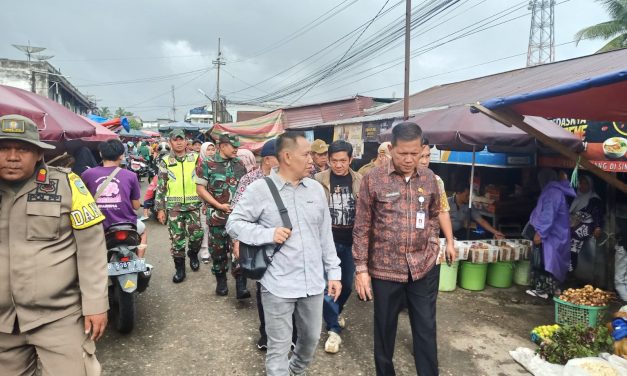 Jelang Ramadhan, Babinsa dan Pemkab Sarolangun Gelar Sidak Harga Sembako di Pasar Atas