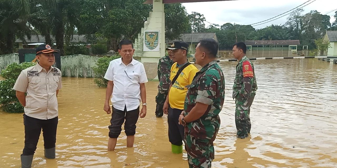 Pengamanan dan Bantuan Koramil 420-04/Sarolangun, Bantu Warga Terdampak Banjir di Desa Baru