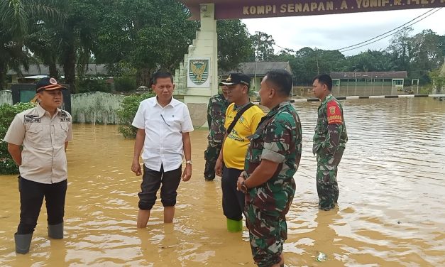Pengamanan dan Bantuan Koramil 420-04/Sarolangun, Bantu Warga Terdampak Banjir di Desa Baru