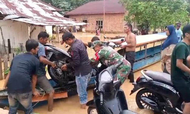 TNI Berikan Pertolongan Kepada Warga Terdampak Banjir di Desa Binaannya