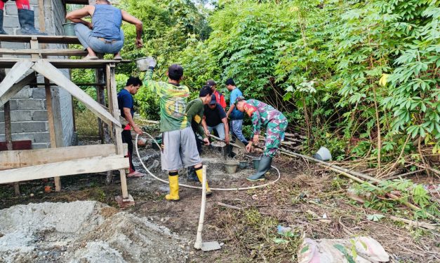 Gotong Royong Babinsa Membantu Pengecoran Musholah Di Desa Binaan