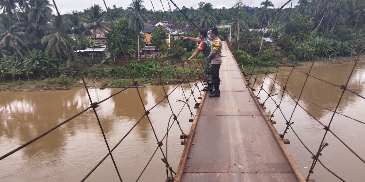 Antisipasi Bencana Banjir dan Longsor, Babinsa Koramil 420-09/Bangko Bersama Bhabinkamtibmas Lakukan Patroli dan Cek Debit Air di Sungai Merangin