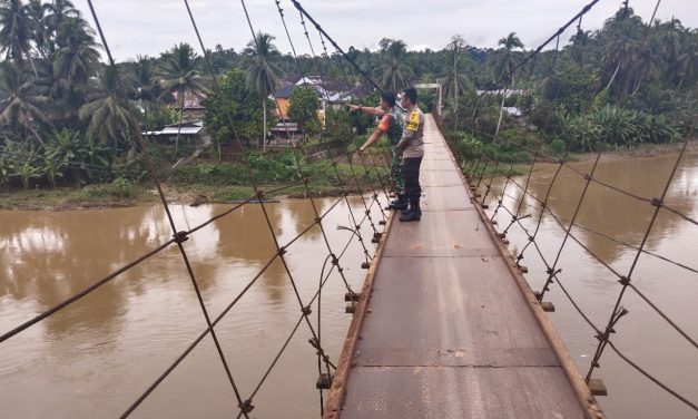 Antisipasi Bencana Banjir dan Longsor, Babinsa Koramil 420-09/Bangko Bersama Bhabinkamtibmas Lakukan Patroli dan Cek Debit Air di Sungai Merangin