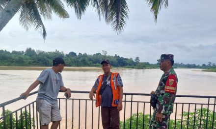 Patroli Antisipasi Bencana Alam, Babinsa Sarolangun Siaga Menghadapi Musim Penghujan