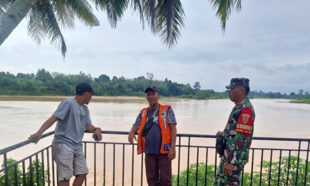 Patroli Antisipasi Bencana Alam, Babinsa Sarolangun Siaga Menghadapi Musim Penghujan