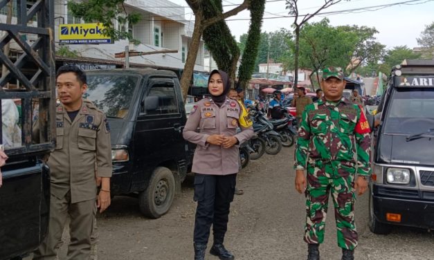 Babinsa, Bhabinkamtibmas, dan Pol PP Lakukan Pembinaan dan Penertiban PKL di Bahu Jalan