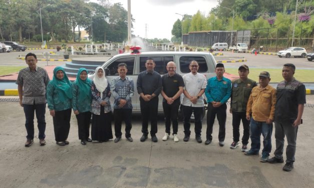 Kades Cileles Apresiasi Unpad Atas Penyerahan Unit Kendaraan Ambulance