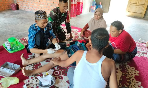 Bahagia Di Raut Wajah Saat Babinsa Sempatkan Waktu Kunjungi Sunatan Anak Warga Binaan