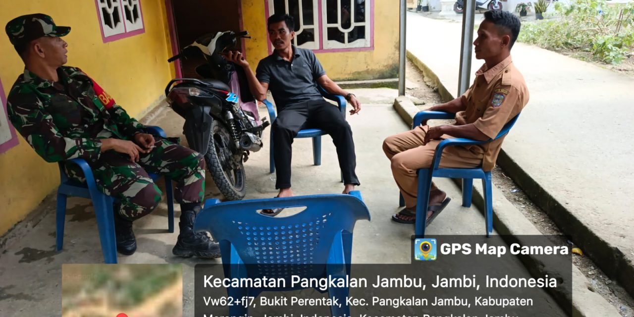 Babinsa Komsos Dengan Warga Di Desa Binaan Supaya Silaturahmi Tetap Terjaga