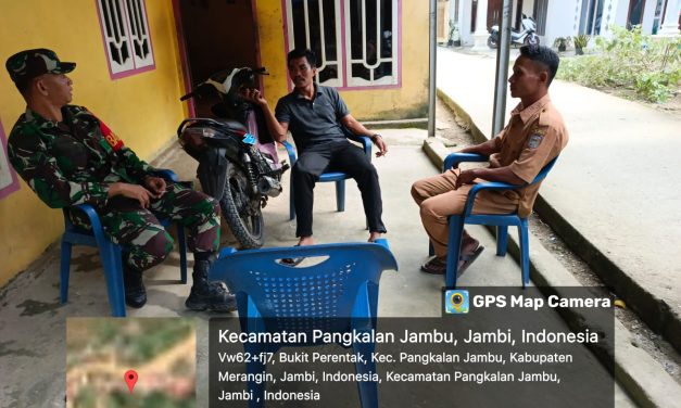 Babinsa Komsos Dengan Warga Di Desa Binaan Supaya Silaturahmi Tetap Terjaga