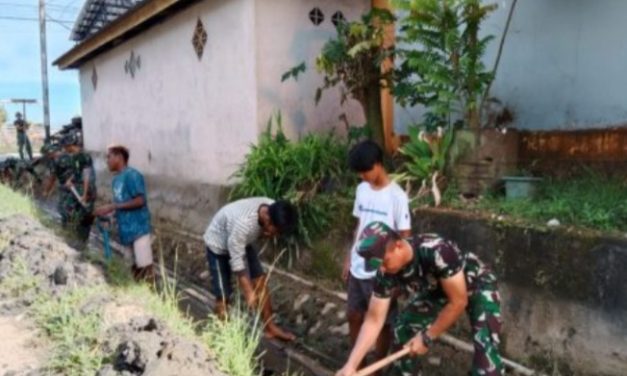 Koramil 420-02/Muara Limun Bersama Warga Melaksanakan Kerja Bakti Bersihkan Jalan dan Parit