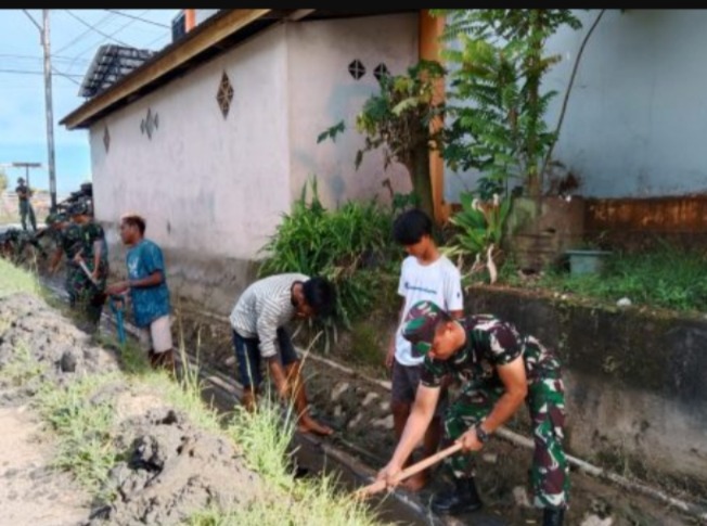 Koramil 420-02/Muara Limun Bersama Warga Melaksanakan Kerja Bakti Bersihkan Jalan dan Parit