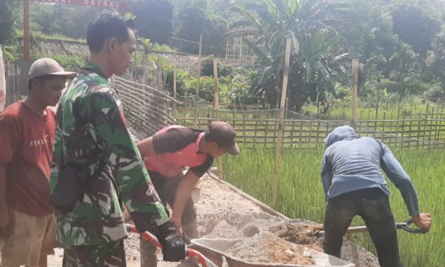 Babinsa Koramil 420-01/Batang Asai, Koptu Suyanto, Semangat Gotong Royong Bangun Jalan Desa Bersama Warga