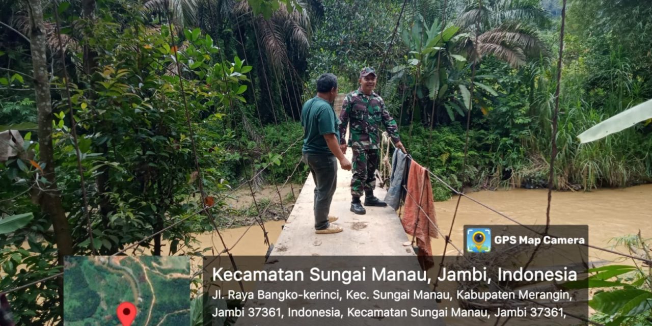 Babinsa Laksanakan Patroli Antisipasi Bencana Banjir di Desa Sungai Manau