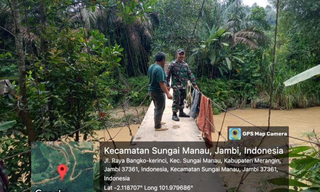 Babinsa Laksanakan Patroli Antisipasi Bencana Banjir di Desa Sungai Manau
