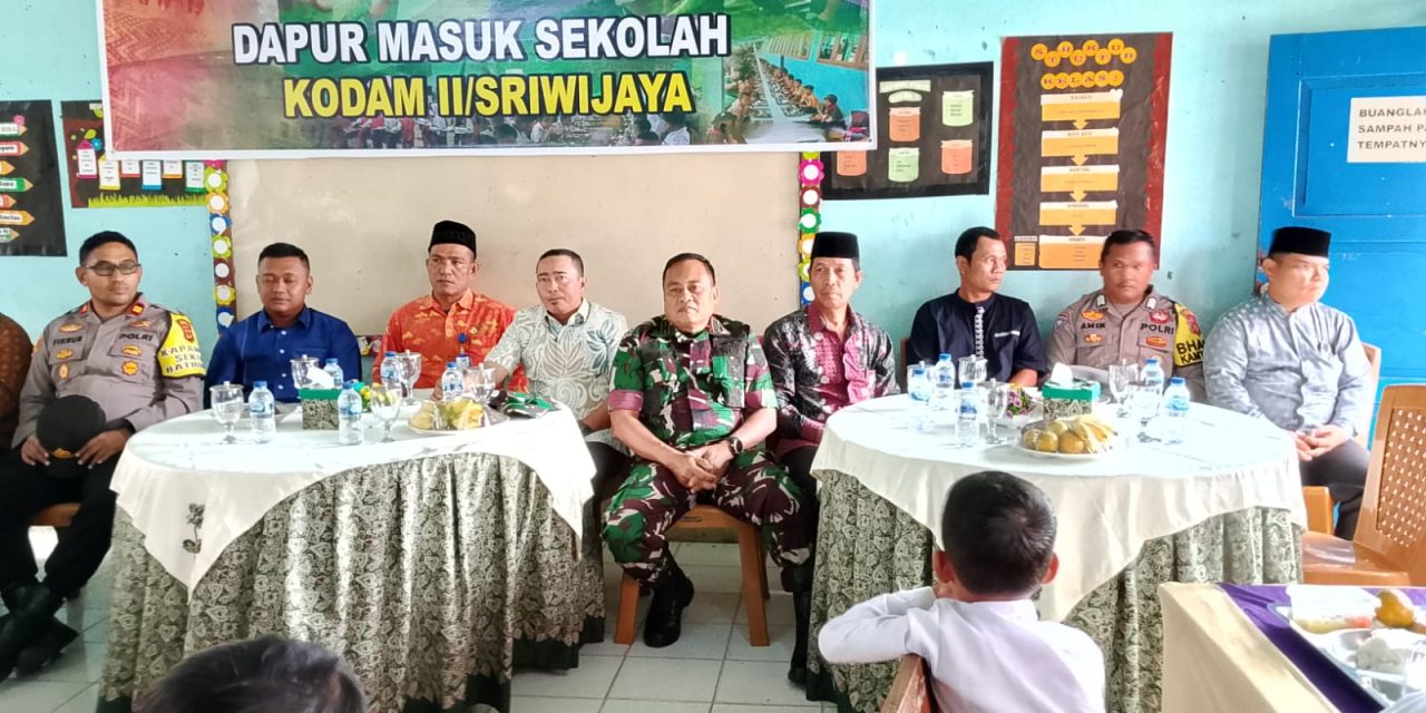 TNI Beri Edukasi Gizi Sehat untuk Siswa Program Dapur Masuk Sekolah Hadir di SDN 65/VII Batu Penyabung