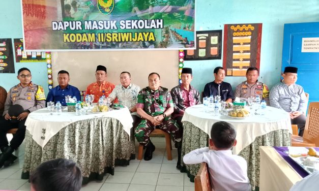 TNI Beri Edukasi Gizi Sehat untuk Siswa Program Dapur Masuk Sekolah Hadir di SDN 65/VII Batu Penyabung