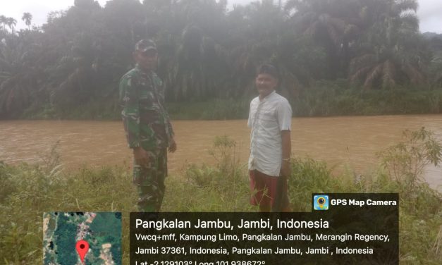 Bersama Masyarakat Babinsa Koramil 420-07/Sungai Manau Pantau Debit Air Sungai Di Wilayah Binaan