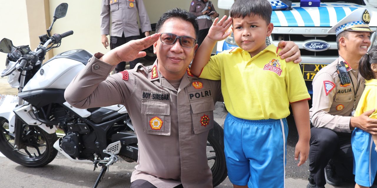 Polisi Sahabat Anak , Wajah Gembira Dari 100 KB Superkids Billingual Saat Kapolresta Jambi Sambut Hangat Dengan Penuh Cinta Kasih Saat Di Polresta Jambi
