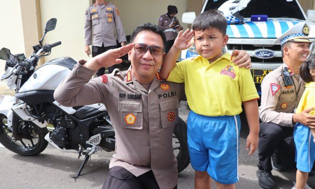 Polisi Sahabat Anak , Wajah Gembira Dari 100 KB Superkids Billingual Saat Kapolresta Jambi Sambut Hangat Dengan Penuh Cinta Kasih Saat Di Polresta Jambi