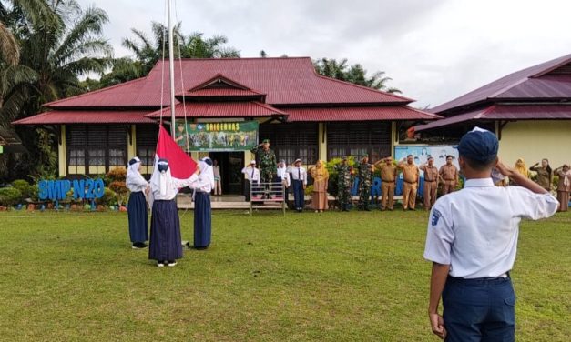 Pimpin Upacara Mingguan dan Berikan Materi Wawasan Kebangsaan kepada Siswa-Siswi SMP N 20 Merangin