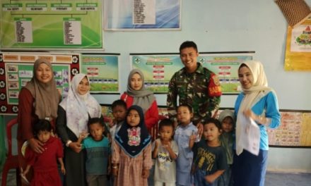 Kopda Ihsan Satria Menyisihkan Sebagian Uangnya untuk Berikan Susu dan Vitamin Kepada Anak-Anak di Desa Binaan