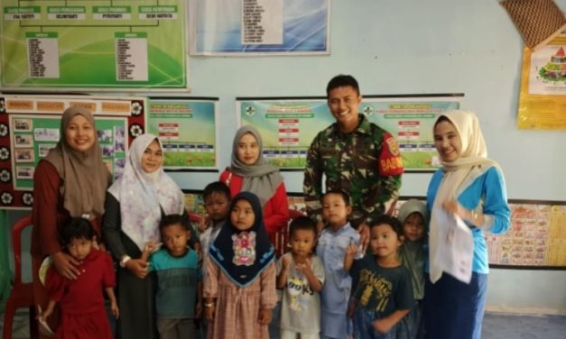 Kopda Ihsan Satria Menyisihkan Sebagian Uangnya untuk Berikan Susu dan Vitamin Kepada Anak-Anak di Desa Binaan