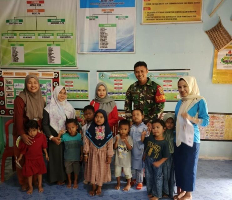 Kopda Ihsan Satria Menyisihkan Sebagian Uangnya untuk Berikan Susu dan Vitamin Kepada Anak-Anak di Desa Binaan