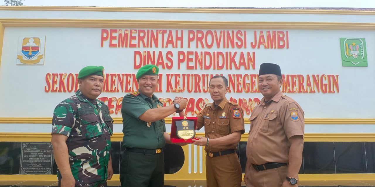 Dandim 0420/Sarko, Letkol Inf Suyono, S.Sos, Diwakili Danramil 420-09/Bangko Mayor Inf Darminto, S.I.P, Berikan Cinderamata kepada SMK N 1 Merangin dan Pimpin Upacara Mingguan