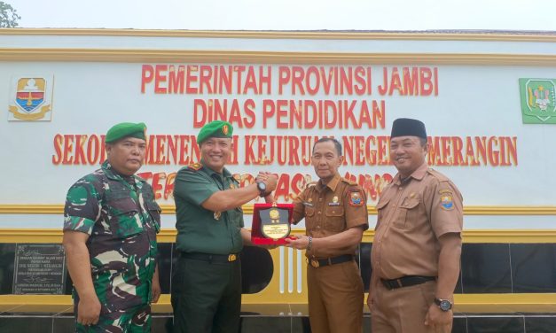 Dandim 0420/Sarko, Letkol Inf Suyono, S.Sos, Diwakili Danramil 420-09/Bangko Mayor Inf Darminto, S.I.P, Berikan Cinderamata kepada SMK N 1 Merangin dan Pimpin Upacara Mingguan