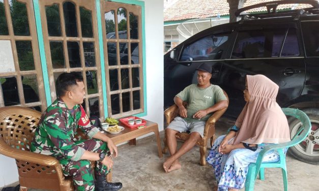 Babinsa Koramil 420-08/Tabir, Serda Roby Guswara Laksanakan Komsos dengan Bapak Mantuk di Desa Pasar Rantau Panjang