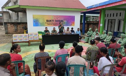 Dalam Rangka Hari Juang Organisasi Wanita Dharma Pertiwi Koramil Sarolangun Memberikan Bansos Ke Warga Suku Anak Dalam