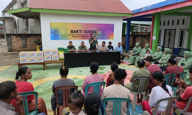 Dalam Rangka Hari Juang Organisasi Wanita Dharma Pertiwi Koramil Sarolangun Memberikan Bansos Ke Warga Suku Anak Dalam