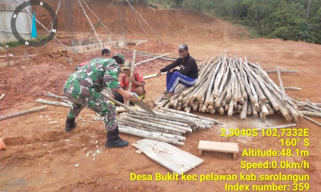 Babinsa Melaksanakan Gotong Royong Bersama Masyarakat Binaan